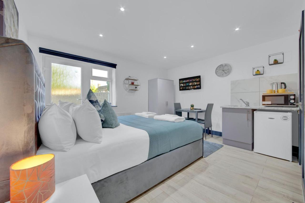 Heathrow Stays - Fawns Manor Hillingdon Extérieur photo