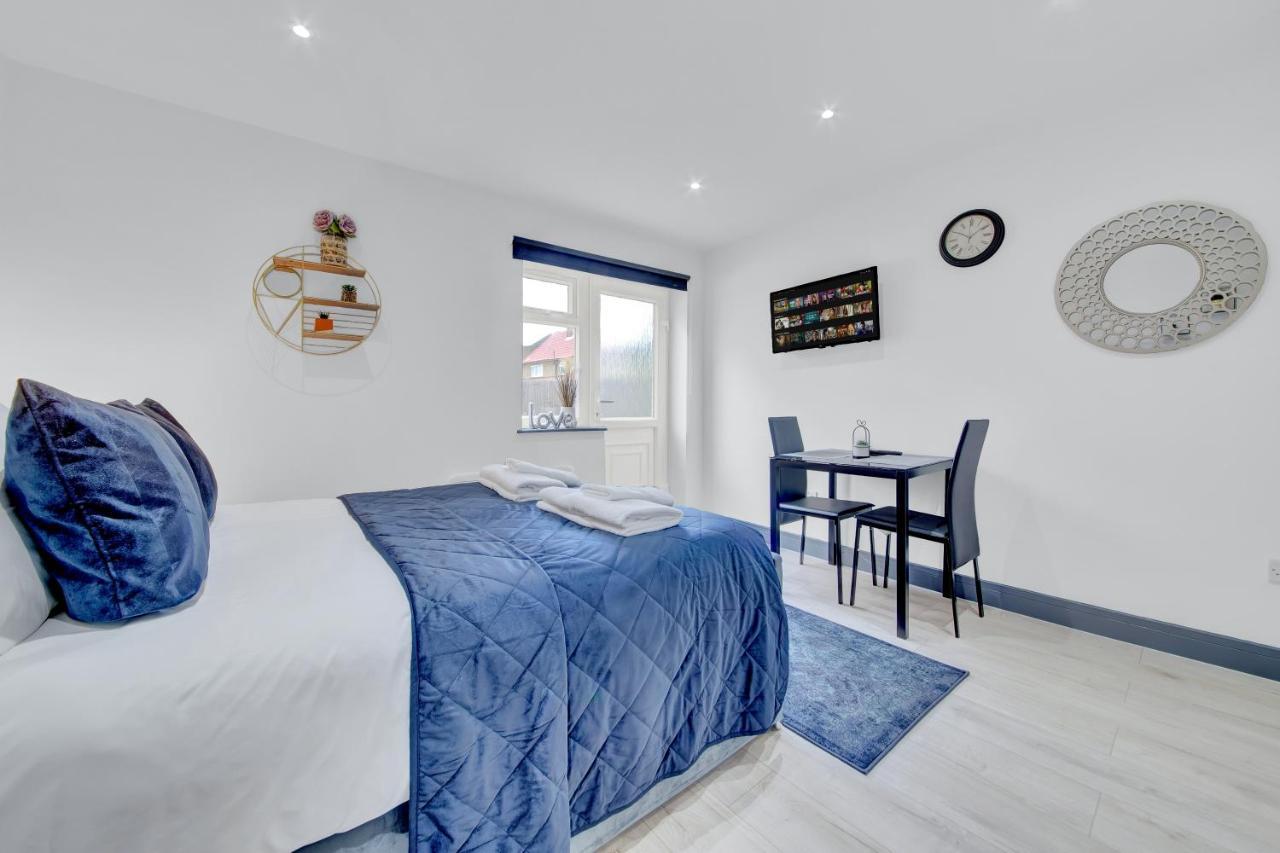 Heathrow Stays - Fawns Manor Hillingdon Extérieur photo